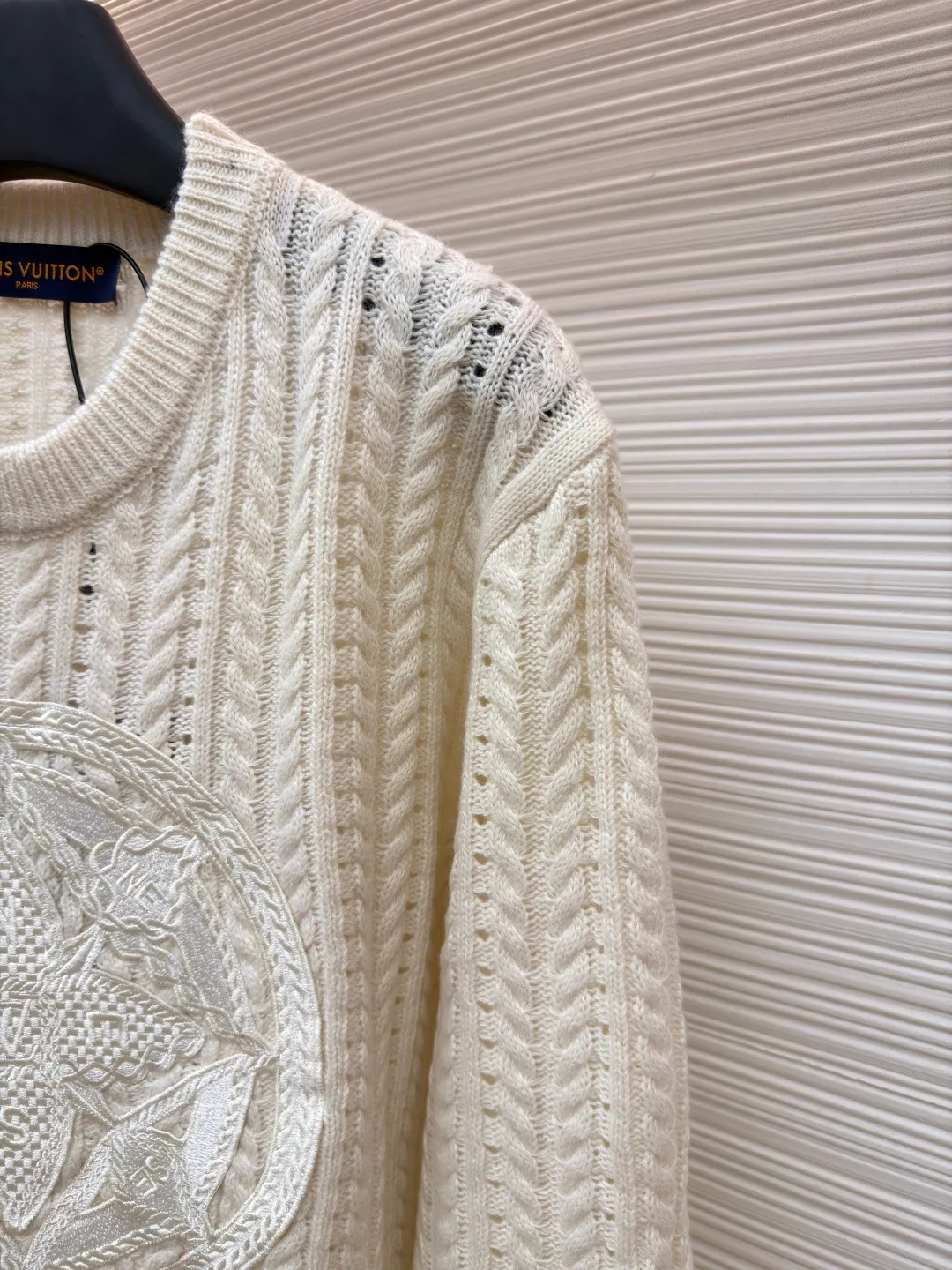 LOUIS VUITTON Cable knitted logo sweater ●Original version: Purchased and developed for 14100 ●Item number: 1681613-B20 ●Fabric: wool blended fabric ●Technology: Cable knitting ●Color: off-white ●Version: fitted version ●Weight: about 535 grams ●Size: S-M-L-XL ●Description: Made of cotton and wool blended fabric, the fabric composition is %25 lambswool, 75% cotton. The imported woolen fabric is woven into a cable pattern with a 7-needle machine, and the embroidered logo on the chest is embroidered by an imported Tajima embroidery machine. It took 12 times to make the embroidery consistent with the original version, and the cost of pattern making is as high as 8,000+. Garment wash fixes the shape of the garment while removing wool impurities and odors. Increases softness and softness. This long-sleeved crew neck shirt is made of loose cotton-wool blend cable knit, with a light and breathable silhouette, interpreting the cruising theme of the series. The LV Compass embroidered patch on the front incorporates LV letters and Monogram flowers, adding a sophisticated touch to the casual look. The overall wiring is straight and delicate, the fabric is comfortable and soft, and the color is consistent without color difference. It can be matched with the same style to create a fashionable look and control various occasions. Customized accessories, complete with three standards, same style for men and women!